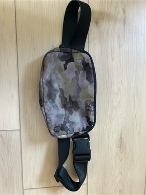 Lululemon Camo Crossbody Belt Bag – Small Side Bag